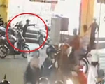 Thanh niên nghi ‘ngáo đá’ cầm rìu dọa chém người giữa ngã tư đường