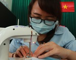 Trung tâm y tế may khẩu trang cho nhân viên, tặng bệnh nhân