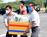 Hàng trăm thân nhân đến tiếp tế người cách ly từ cây lau chùi đến quạt máy