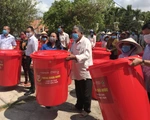Bà con vùng hạn mặn Sóc Trăng vui mừng nhận thùng chứa nước