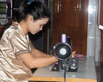 Nghỉ dạy, cô giáo mầm non may khẩu trang tặng người dân