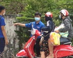 Khu cách ly vẫn vất vả vì người  tiếp tế và... shipper giao hàng