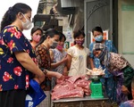 Hà Nội ngày đầu áp dụng lệnh cấm tụ tập đông người: "Mua mau, bán nhanh"