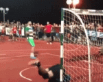 Video: Ăn mừng sớm sau khi cản phạt đền, thủ môn 