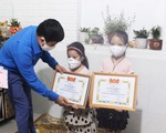 Hai chị em ‘mổ’ heo đất ủng hộ bác sĩ phòng dịch COVID-19