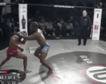 Video: Võ sĩ MMA nằm co giật trên thảm đấu sau khi 