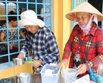Lo bữa ăn cho người bán vé số
