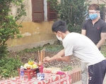 Cha qua đời, nam thanh niên chít khăn tang lập bàn thờ cha trong khu cách ly