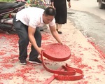 Một gia đình tại Hà Nội đốt băng pháo dài hàng chục mét trong đám cưới