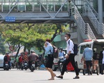 Mấy chục cầu bộ hành tiền tỉ, dân cứ băng ngang qua đường bất chấp nguy hiểm