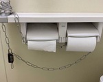 Nhật Bản: xích cuộn giấy vệ sinh để ngăn mất cắp
