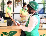 Dân hạn chế ra đường, shipper tất bật chạy liên tục đi chợ hộ