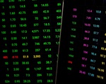Chứng khoán Mỹ giảm, VN-Index xanh rực rỡ, nhiều cổ phiếu tăng trần