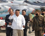 Ông Kim Jong Un gây chú ý với hình ảnh không đeo khẩu trang
