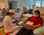 Cụ già, bạn trẻ, bác sĩ, chiến sĩ... 
