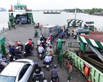 TP.HCM cách ly xã hội đến hết 22-4, dân đi lại các bến phà ra sao?