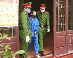 Xách dao bầu gí cổ chủ tịch phường đang phòng chống COVID-19