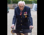 Cựu chiến binh Anh 99 tuổi quyên được 12 triệu bảng giúp y bác sĩ