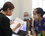 Trao tiền cho người khó khăn do COVID-19 ra sao?