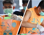 Không thi đấu, á quân Thai League... may khẩu trang tặng mọi người