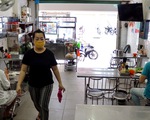 Dè dặt mở cửa và... nghe ngóng!