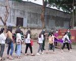 Trở lại trường sau kỳ nghỉ phòng dịch COVID-19: Đủ kiểu giãn cách