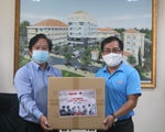 Báo Tuổi Trẻ trao tận tay nhiều trang thiết bị y tế đến Bệnh viện quận 2
