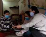 Đến từng nhà dân trao tiền hỗ trợ trong ngày nghỉ lễ