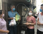 Cán bộ phường nấu cơm, phát gạo cho người nghèo mùa dịch