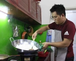 Mùa dịch, cánh mày râu ra tay vào bếp