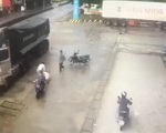 Tài xế chạy xe tải ngược chiều, suýt tông người lại còn đánh người