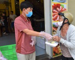 Ấm lòng những suất cơm miễn phí giữa mùa dịch