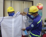Cùng Tuổi Trẻ chống dịch COVID-19, quà bạn đọc đến với công nhân gom rác