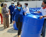 Người dân ở xứ ‘mặn vây tứ bề’ nhận 200 bồn chứa nước