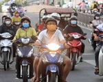 Ra đường là phải bật đèn xe máy 24/24 có hợp lý?