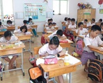 Học sinh tiểu học TP.HCM ngồi so le trong ngày trở lại trường