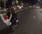 ‘Quái xế’ bốc đầu xe trên phố Đà Nẵng, đồng bọn quay clip tung lên mạng