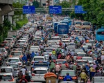 Mưa lớn sau một tuần nắng gắt, đường Hà Nội lại ùn tắc nghiêm trọng