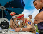 Ngày đầu CSGT kiểm tra xe dù không có dấu hiệu vi phạm ở TP.HCM, Hà Nội