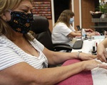 Người Việt ở California bức xúc phát biểu "COVID-19 lây ở tiệm nail" của thống đốc