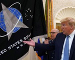 Trình làng cờ Lực lượng vũ trụ, ông Trump sẵn khoe tên lửa thượng hạng
