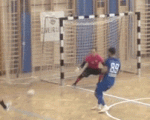 Video: Đá như thế nào, bóng cũng không vào lưới