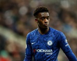 Cầu thủ Premier League đầu tiên nhiễm COVID-19 bị bắt vì dẫn người mẫu về nhà