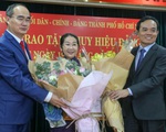 Phó bí thư Thành ủy Võ Thị Dung nhận huy hiệu 40 năm tuổi Đảng