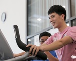 Đình Trọng đạp xe, Duy Mạnh tập tạ mướt mồ hôi ở PVF