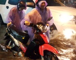 TP.HCM mưa lớn, người dân lội biển nước mênh mông về nhà