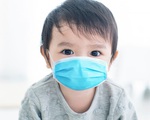 Không nên đeo khẩu trang cho bé dưới 2 tuổi