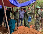 Khai quật mộ 13 liệt sĩ ở Bắc Kạn: không thấy hài cốt, chỉ có bát, lược, cúc áo...