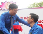Trao huy hiệu thanh niên tiên tiến làm theo lời Bác cho 401 bạn trẻ