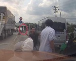 Cãi vã nhau, tài xế xe khách lấy dao chém tài xế taxi trên quốc lộ 1